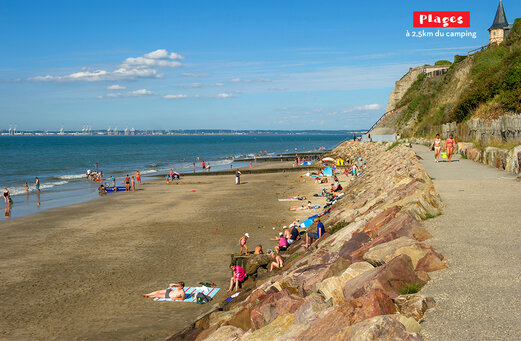 Plage de sable, baigneurs et mer au camping CAPFUN Chateau d'Arvid à Villerville.