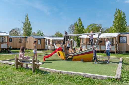 Aire de jeux bateau pirate, toboggan au camping CAPFUN Chateau d'Arvid � Villerville.