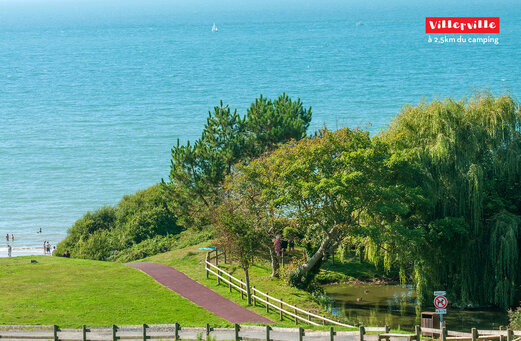 Strand von Villerville mit Zugangsweg und türkisfarbenem Meer, Normandie.