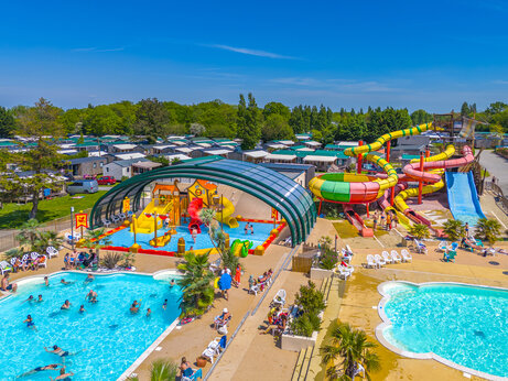 Schwimmbäder, Rutschen und Wasserspiele im CAPFUN Chateau d'Arvid in Villerville (14).