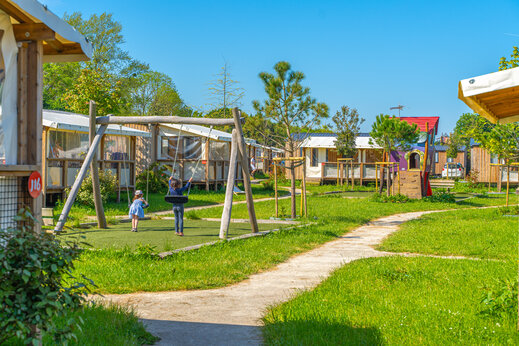 Balançoires et aire de jeux pour enfants au camping CAPFUN Chateau d'Arvid à Villerville (14).