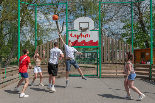 Terrain multisport pour le basketball au camping CAPFUN Chateau d'Arvid à Villerville.