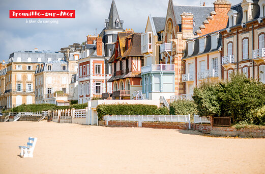 Historische Villen und Sandstrand in Trouville-sur-Mer, Normandie.