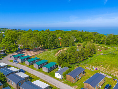 Camping CAPFUN Chateau d'Arvid: Luftbild, Mobilheime, Teiche und Meer.