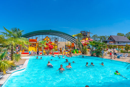 Außenpool, Rutschen und Wasserspiele auf dem Campingplatz CAPFUN Chateau d'Arvid in Villerville (14).