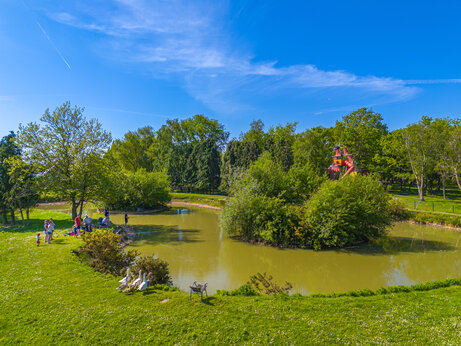 Pêche en étang avec famille et enfants au camping CAPFUN Chateau d'Arvid à Villerville.