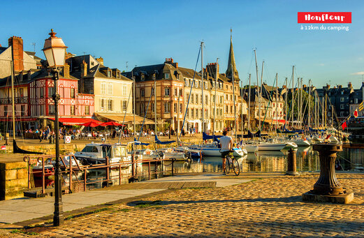 Malerischer alter Hafen von Honfleur, Normandie, mit Booten und bunten Häusern.