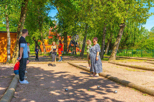 Terrain de pétanque animé au camping CAPFUN Chateau d'Arvid à Villerville (14).