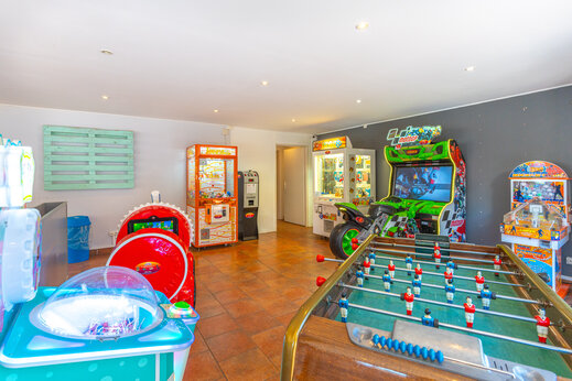 Salle de jeux, baby-foot et jeux d'arcade au camping CAPFUN Chateau d'Arvid à Villerville (14).