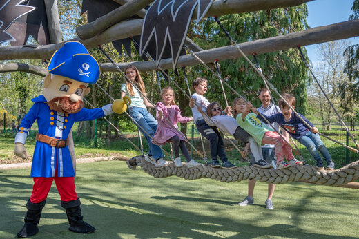 Mascotte et jeux enfants au camping CAPFUN Chateau d'Arvid à Villerville.