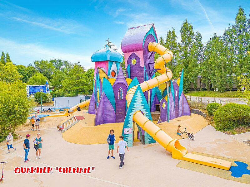 Jeu Carabouille - Structure de jeux g�ante color�e avec toboggans au camping CAPFUN La Ch�naie � PORNIC (44).