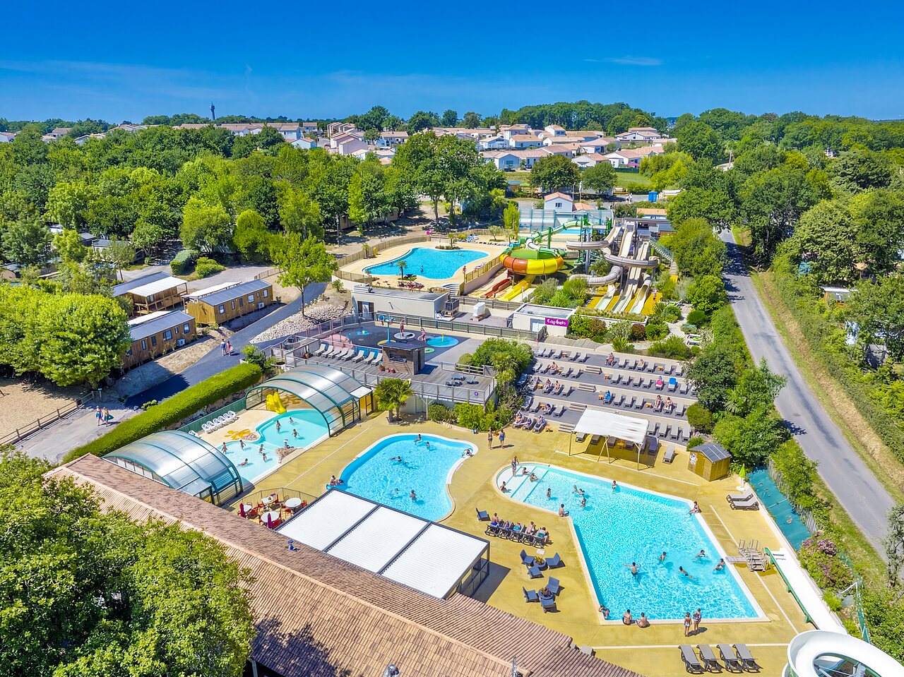 Groot waterpark met glijbanen en zwembaden op camping CAPFUN La Ch�naie in PORNIC (44).