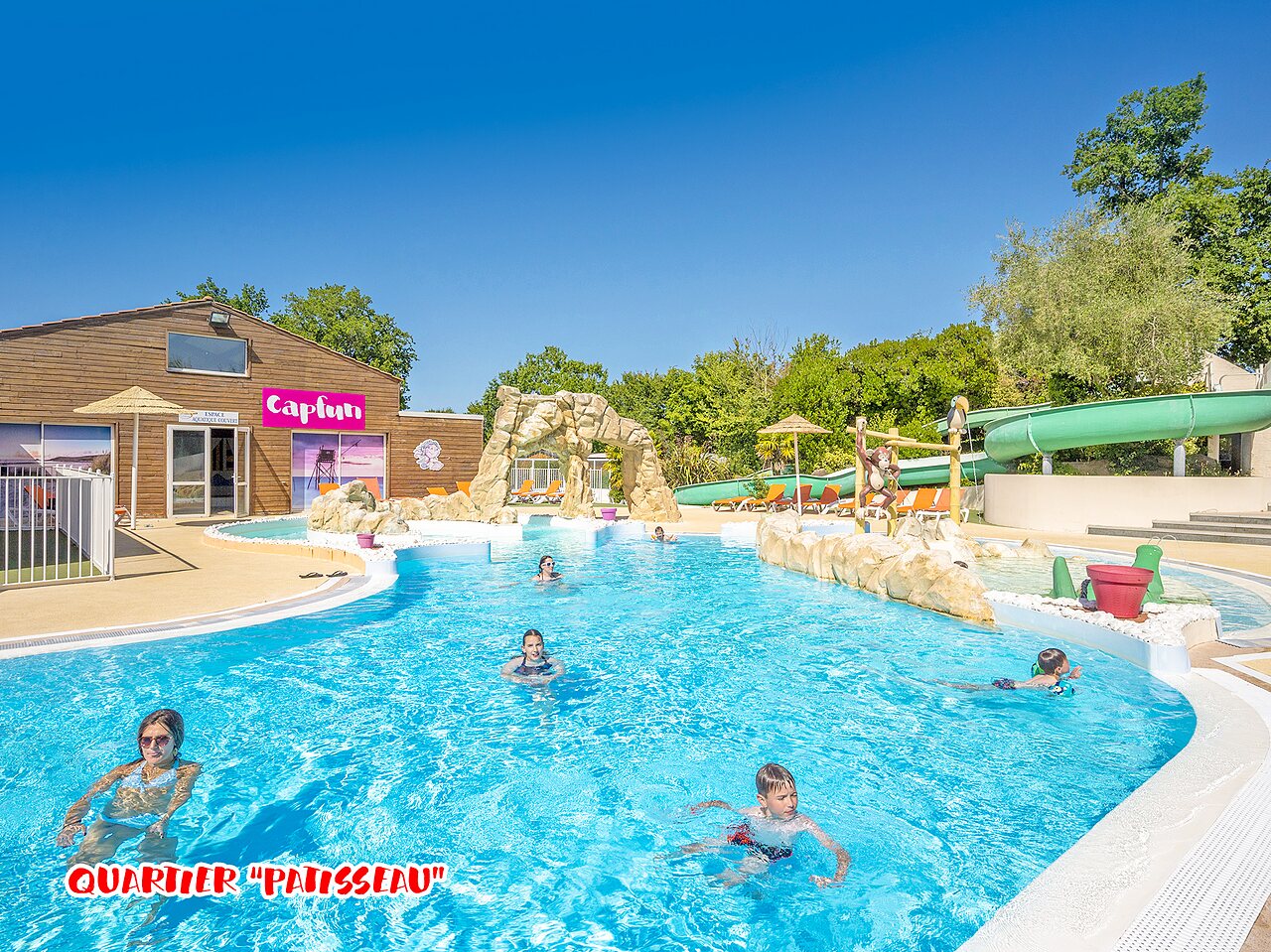 Buitenzwembad, waterglijbaan, kinderen op camping CAPFUN La Ch�naie in PORNIC (44).