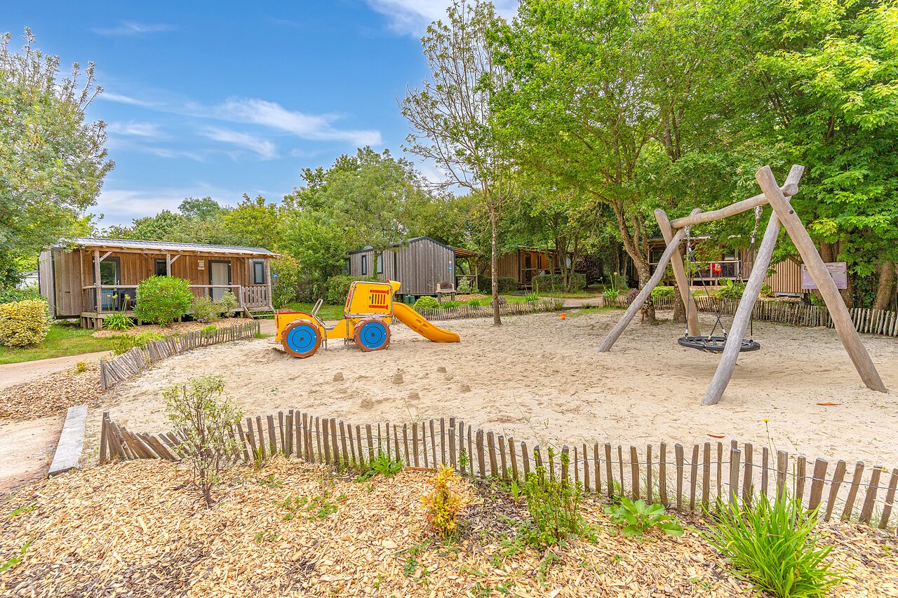 Tractor glijbaan, schommel, speeltuin op camping CAPFUN La Ch�naie in PORNIC (44).