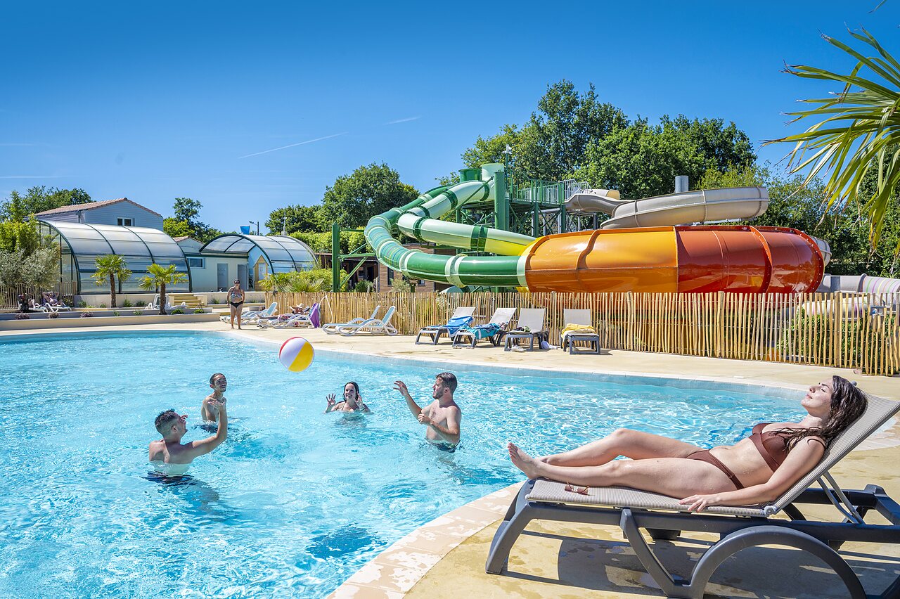Buitenzwembad, waterglijbanen en zwemmers op camping CAPFUN La Ch�naie in PORNIC (44).