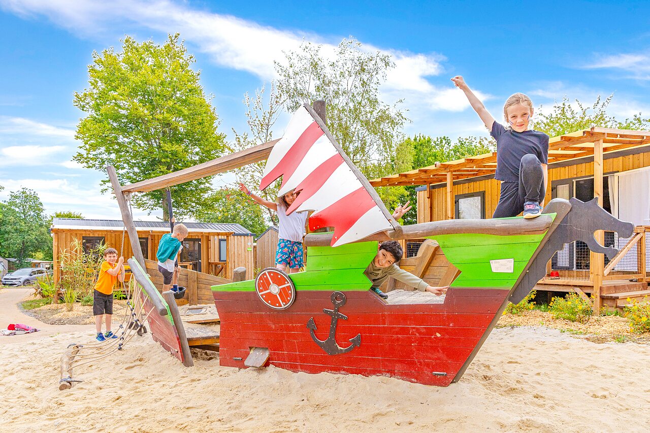 Kinderen, piratenschip, stacaravans op camping CAPFUN La Ch�naie PORNIC (44).