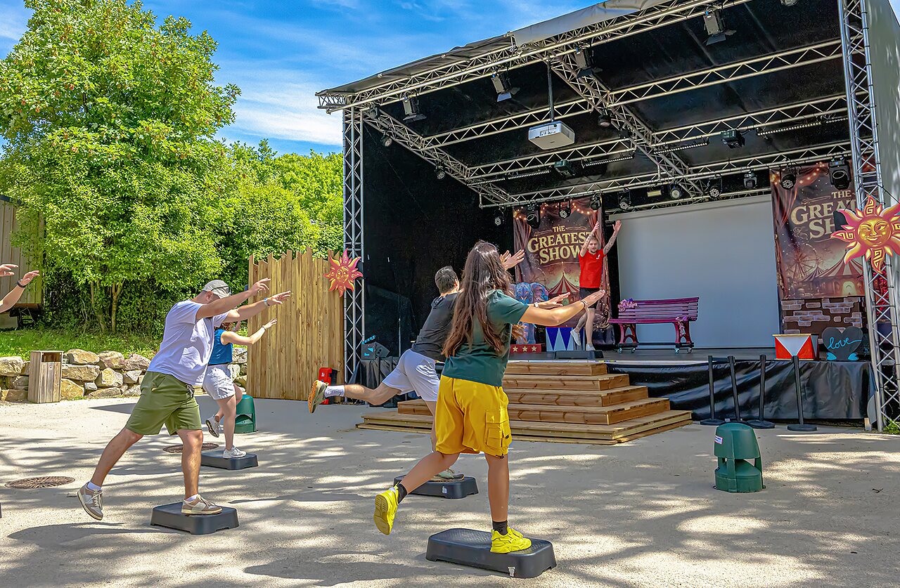 Fitness-Animation auf Au�enb�hne auf dem Campingplatz CAPFUN La Ch�naie in PORNIC (44).