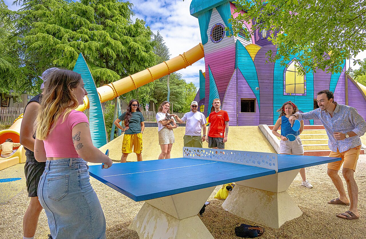 Tischtennisplatte und Spielplatz mit Rutsche auf Campingplatz CAPFUN La Ch�naie in PORNIC.
