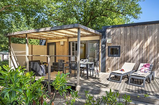 Modernes Mobilheim mit möblierter Terrasse auf dem Campingplatz CAPFUN La Chênaie in PORNIC (44).
