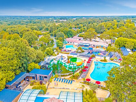 Schwimmbäder, Rutschen, Luftaufnahme auf Campingplatz CAPFUN La Chênaie in PORNIC (44).