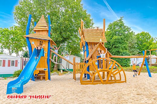 Holzspielplatz, Rutsche, glückliche Kinder auf CAPFUN La Chênaie PORNIC.