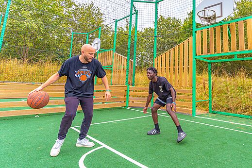 Basketballplatz mit zwei Männern spielend auf dem Campingplatz CAPFUN La Chênaie in PORNIC (44).
