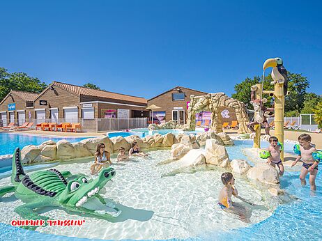 Spielbecken mit Krokodil und Wasserspielen auf Campingplatz CAPFUN La Chênaie PORNIC.