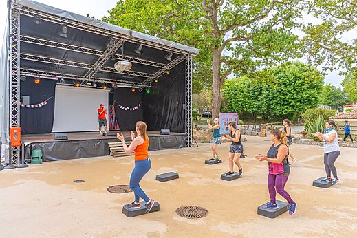 Fitness-Animation auf der Bühne mit Animateur auf dem Campingplatz CAPFUN La Chênaie in PORNIC.