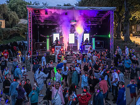 Silent Party Abend mit DJ und Tänzern auf dem Campingplatz CAPFUN La Chênaie in PORNIC (44).