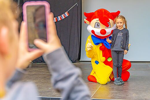 Buntes Maskottchen und Kind posieren für Foto Camping CAPFUN La Chênaie PORNIC.