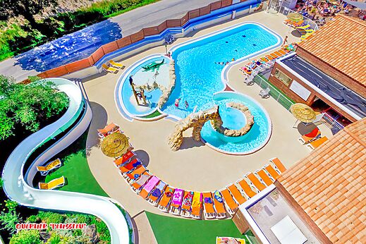 Wasserpark mit Pools und Rutschen auf dem Campingplatz CAPFUN La Chênaie in PORNIC (44).