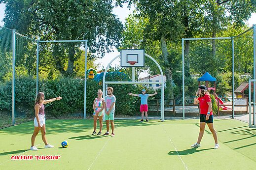 Multisportplatz mit Basketball und Fußball auf Campingplatz CAPFUN La Chênaie in PORNIC (44).