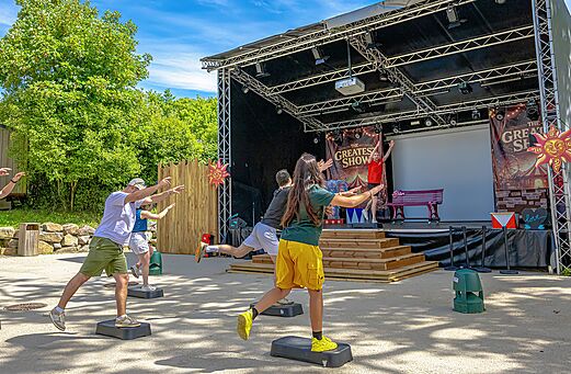 Fitness-Animation auf Außenbühne auf dem Campingplatz CAPFUN La Chênaie in PORNIC (44).