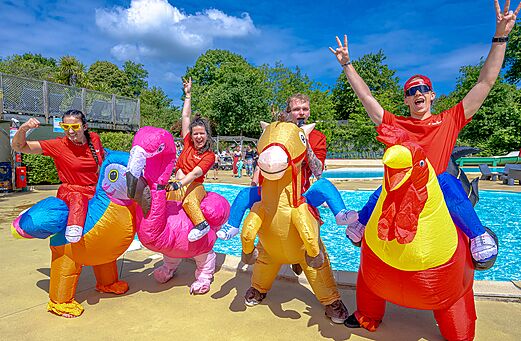 Festliche Animation mit aufblasbaren Kostümen im Camping CAPFUN La Chênaie in PORNIC.
