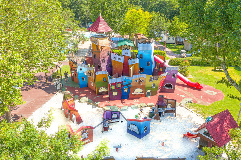 Carabouille Spielplatz - Gro�er bunter Spielplatz mit Rutschen auf dem Campingplatz CAPFUN Ch�nes in Medis/Royan (17).