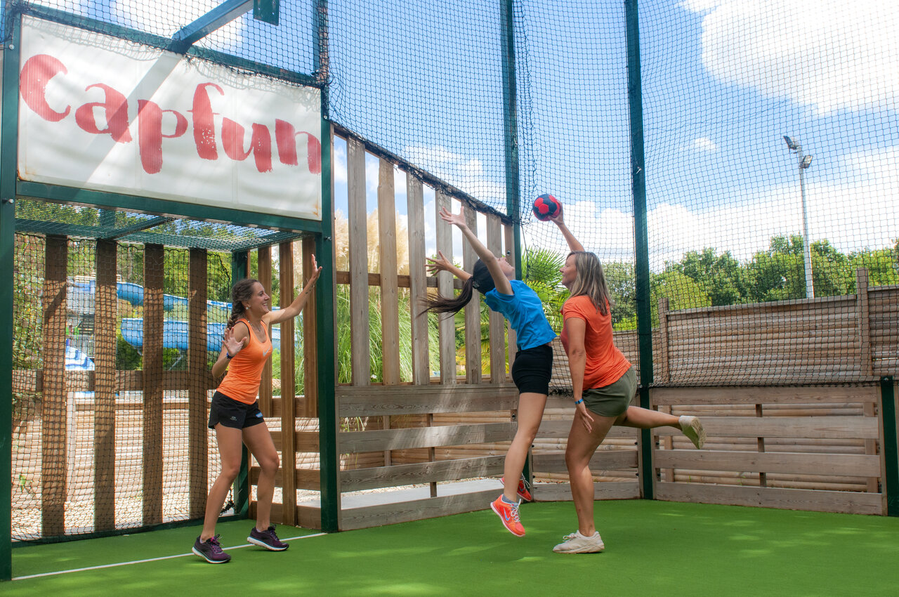 Frauen spielen Ball auf Multisportplatz auf dem Campingplatz CAPFUN Ch�nes in Medis/Royan.