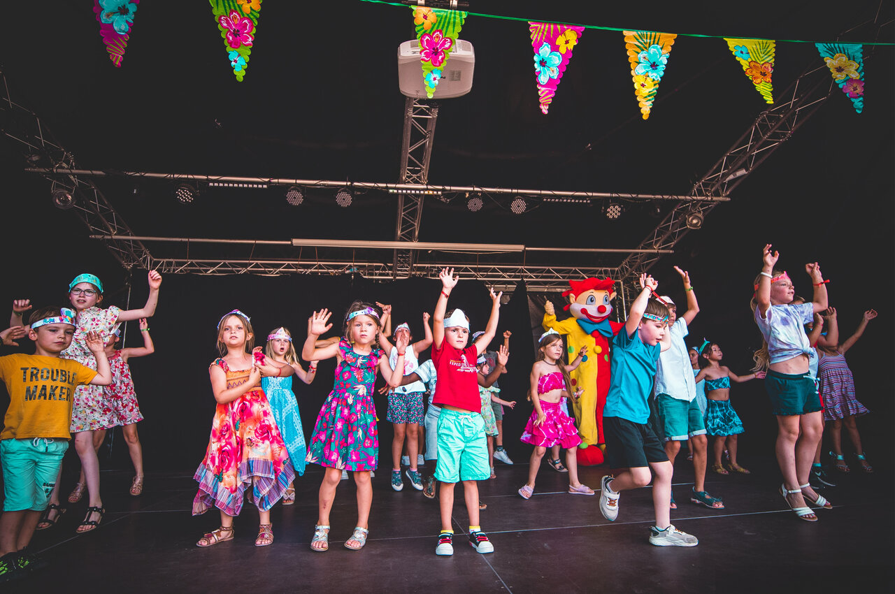 Kindershow mit Animateur und Maskottchen auf der B�hne auf Camping CAPFUN Ch�nes in Medis/Royan (17).