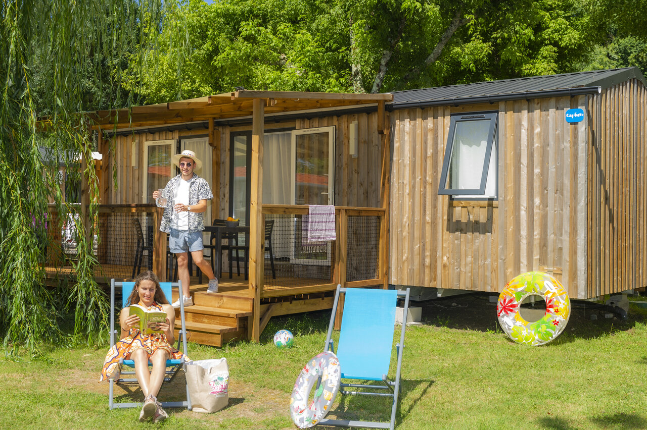 Modernes Mobilheim mit Terrasse, Paar entspannt auf dem Campingplatz CAPFUN Ch�nes in Medis/Royan (17).