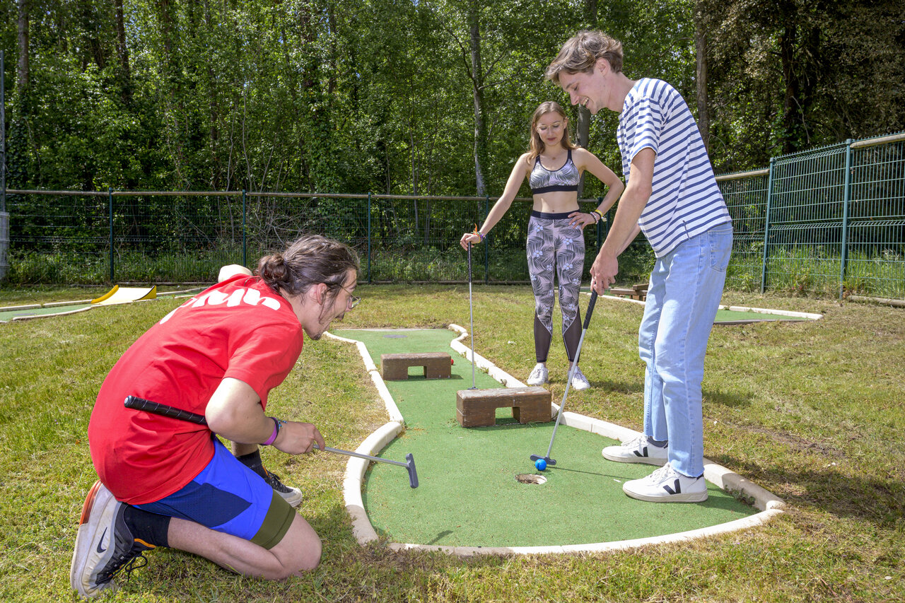 Jugendliche spielen Minigolf auf dem Campingplatz CAPFUN Ch�nes in Medis/Royan.