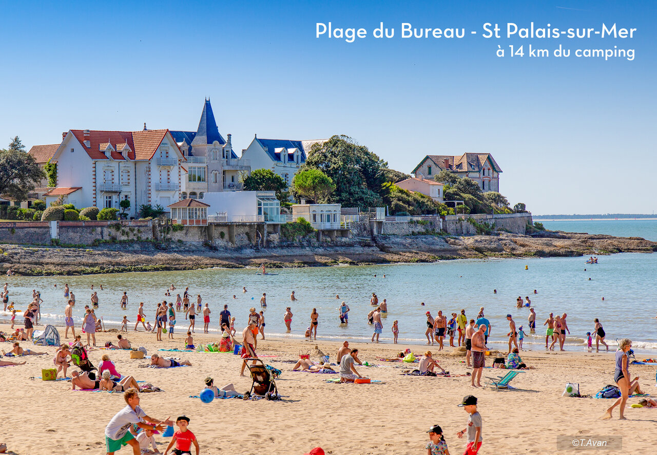 Belebter Bureau-Strand in Saint-Palais-sur-Mer, Charente-Maritime, nahegelegener Touristenort.