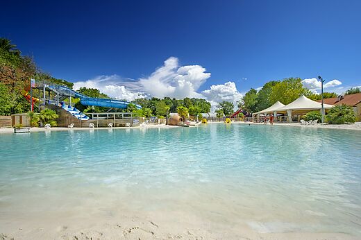 Piscine lagon, toboggans aquatiques au camping CAPFUN Ch�nes � Medis/Royan (17).
