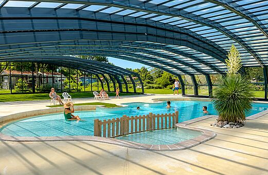 Piscine couverte et d�couverte avec espace pataugeoire au camping CAPFUN Ch�nes � Medis/Royan (17).