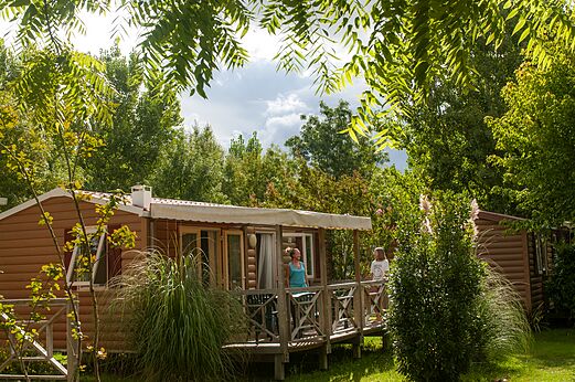 Mobil-home avec terrasse en bois ombrag�e au camping CAPFUN Ch�nes � Medis/Royan (17).
