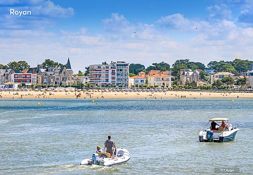 Plage de sable fin et mer � Royan, Charente-Maritime, avec bateaux.