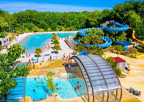 Toboggans g�ants, lagon et piscines au camping CAPFUN Ch�nes � Medis/Royan (17).