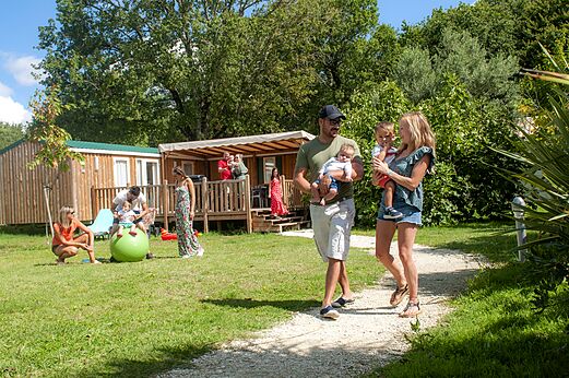 Familles profitant des Mobil-homes au camping CAPFUN Ch�nes � Medis/Royan (17).