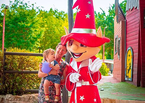 Mascotte et famille avec b�b�, animation au camping CAPFUN Ch�nes � Medis/Royan (17).