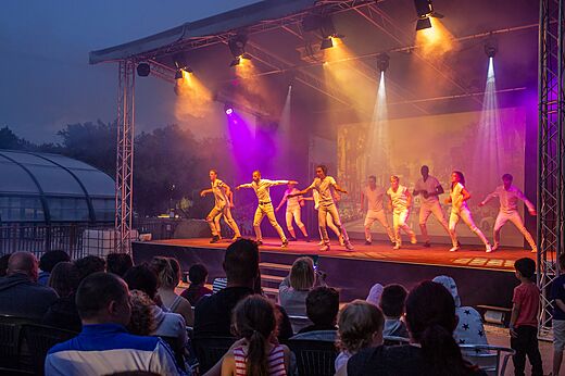 Spectacle de danseurs sur sc�ne illumin�e, public au camping CAPFUN Ch�nes � Medis/Royan (17).
