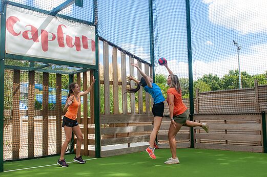 Multisport court with sports activity at CAPFUN Chênes campsite in Medis/Royan (17).