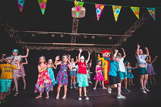 Enfants et mascotte dansant sur sc�ne, animation au camping CAPFUN Ch�nes � Medis/Royan.